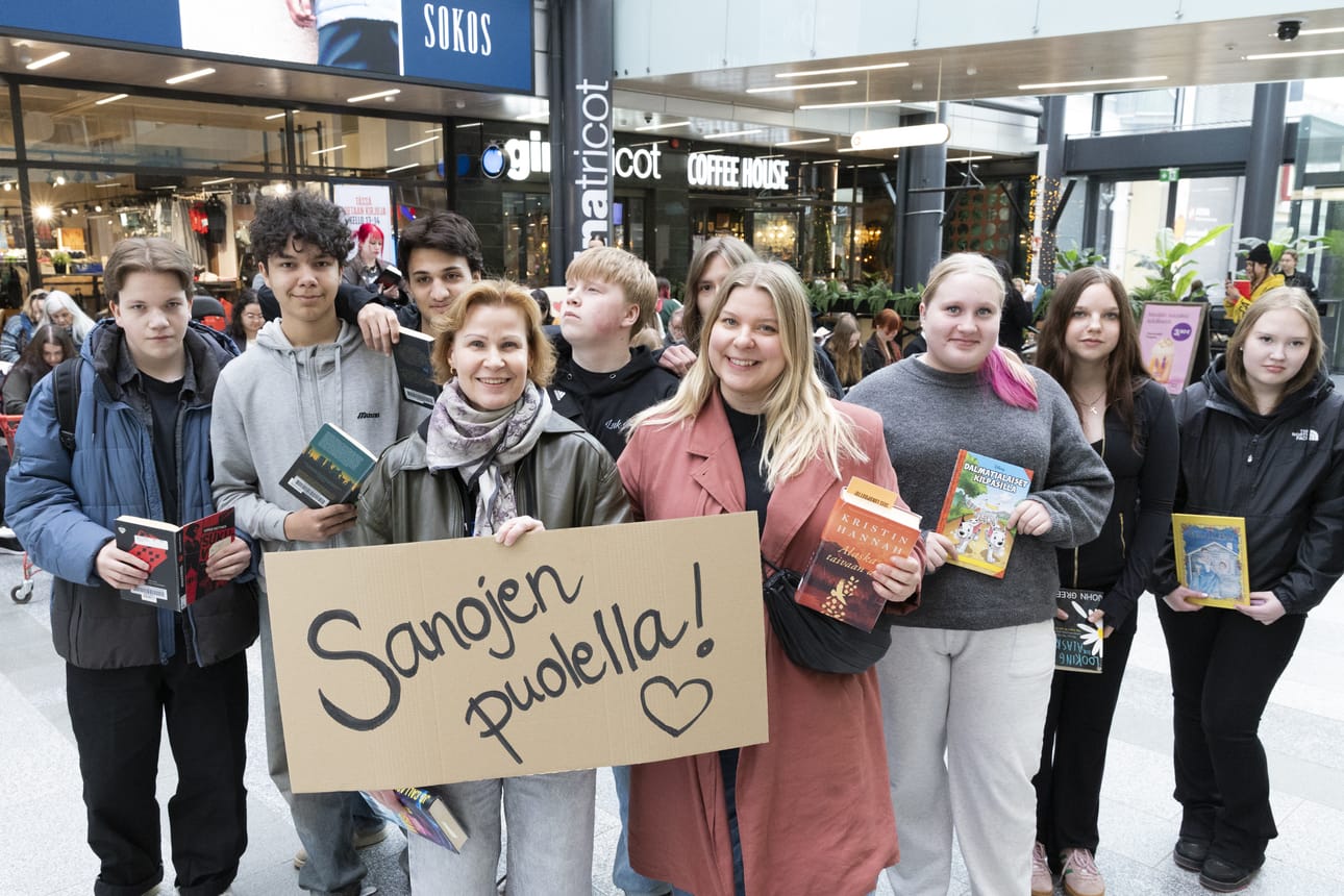 Oppilaiden ympäröimät äidinkielenopettajat Terhi Liimatta (vas.) ja Laura Iivari haluavat kannustaa nuoria lukemaan.
