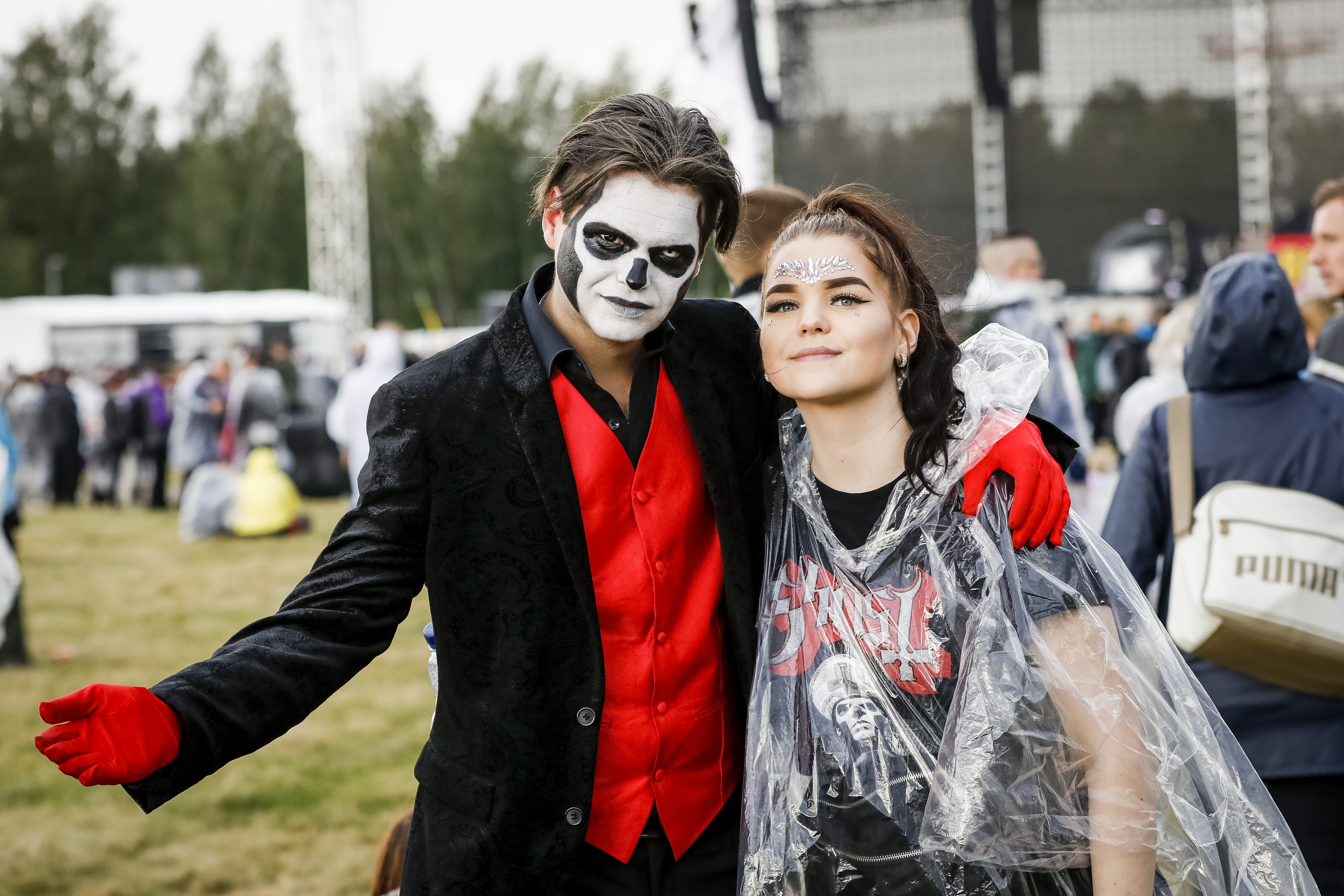 Kuvassa ovat sisarukset Jani ja Janna Pulliainen Joensuusta ja Imatralta. Kasvomaalaus kertoo, että Jani odotti tiistailta eniten lämppäribändi Ghostia