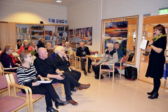Liisa Kuhalampi muisteli ja miniänsä Päivi Kuhalampi (oik.) kirjasi. Syntyi koskettava runomuotoinen teos Entä jos isä tulisi? Liisa sotaorpo. Kuvassa etualalla istumassa serkukset Jukka Kytömäki ja Liisa Kuhalampi. KUVA: SARI HEINILÄ
