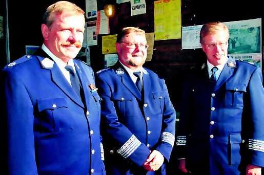Virkakuntaa. Poliisiylijohtaja Markku Salminen (vas.) tutustui vierailullaan Inarin ja Utsjoen poliisitoimeen. Pohjoisen poliisin työtä esittelivät nimismies Kauno Fagerström ja lääninpoliisijohtaja Pentti Saira.