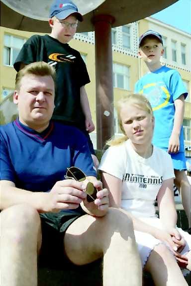 Jari Pirttisalon mielestä Krista on osannut käyttää puhelintaan vastuullisesti. Mika (vas. ylh.) ja Toni saavat oman kännykkänsä lähivuosina.