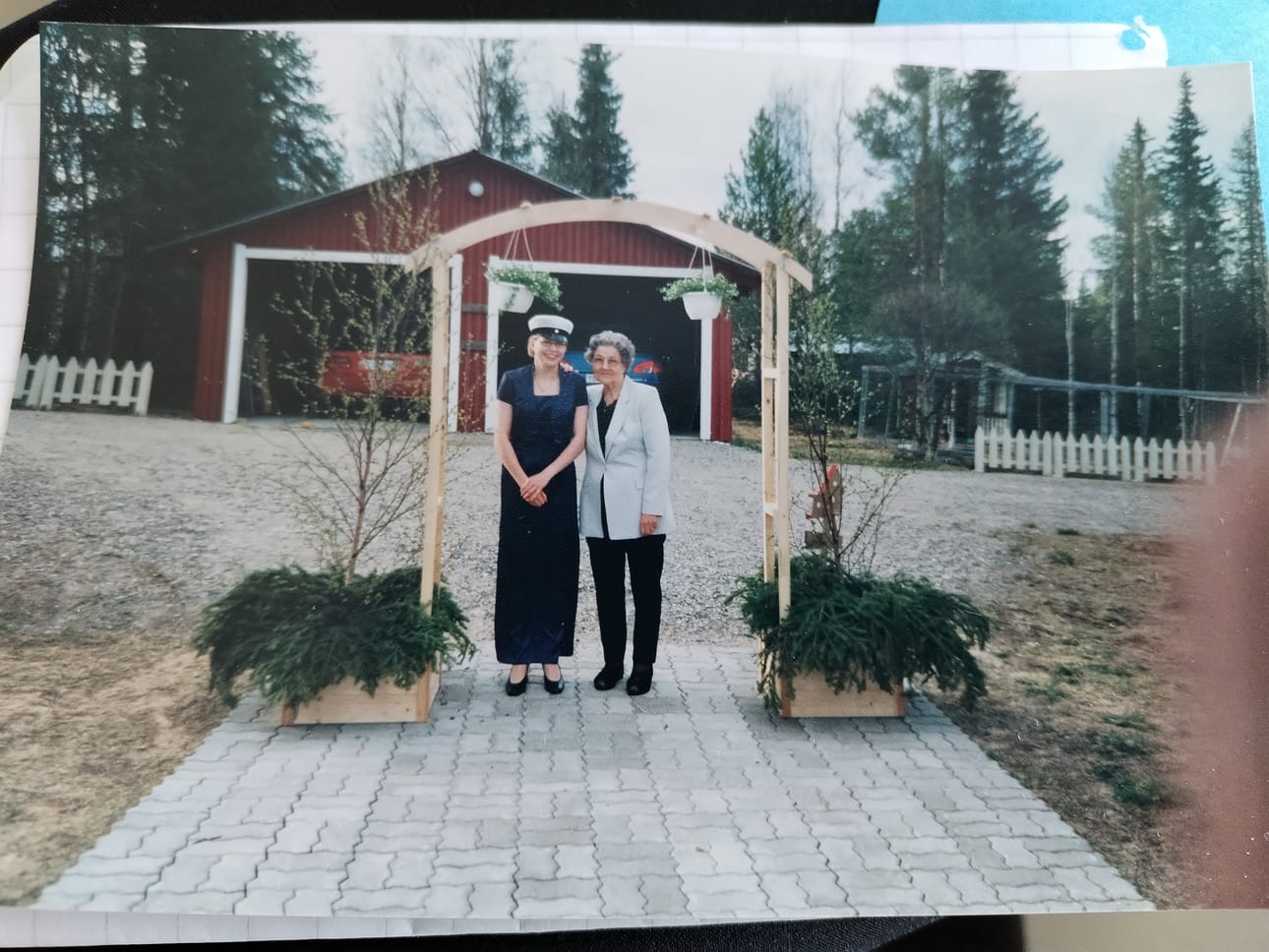 Elma Savolainen lapsenlapsensa kanssa Loukusassa Peltolan pihassa vuonna 2001.