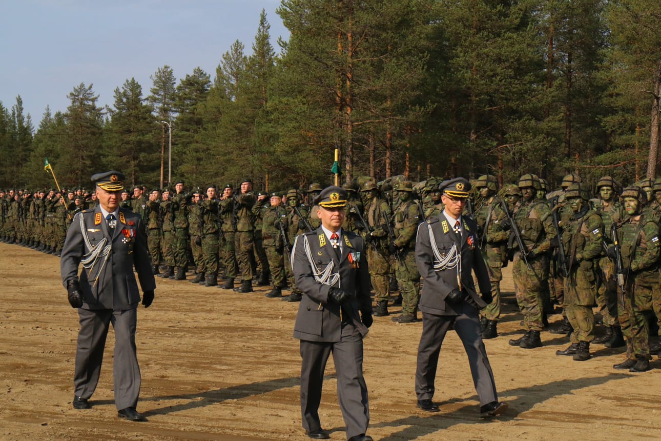 Maavoimien komentaja kenraaliluutnantti Petri Hulkko, Jääkäriprikaatin edeltävä komentaja eversti Jyrki Kaisanlahti ja nykyinen Jääkäriprikaatin komentaja Sami-Antti Takamaa komentajan vaihtotilaisuudessa Sodankylässä.