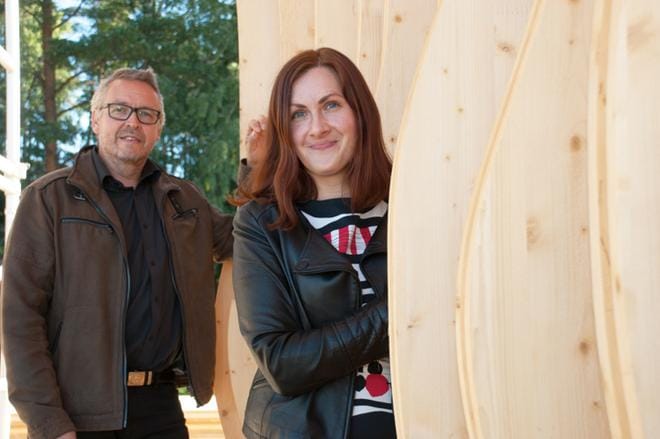 Kultaisen korin seinämät ovat alajärveläistä ristiinliimattua massiivipuulevyä. Niitä esittelivät Esa Vuorenmaa ja Marika Puntala. KUVAT: MINNA HIIRONEN