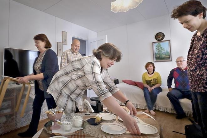 Lappajärvellä asuva afgaaniperhe on löytänyt pysyvän kodin Suomesta. Helluntaiseurakunta on ollut iso osa perheen kotoutumista. Perhe on ystävystynyt etenkin Aila ja Erkki Hietasen kanssa, jotka ovat auttaneet sopeutumisessa uuteen maahan monella tapaa. Perjantaina Hietaset saapuivat afgaaniperheen kotiin kahville. KUVAT: HEIKKI HAKANEN