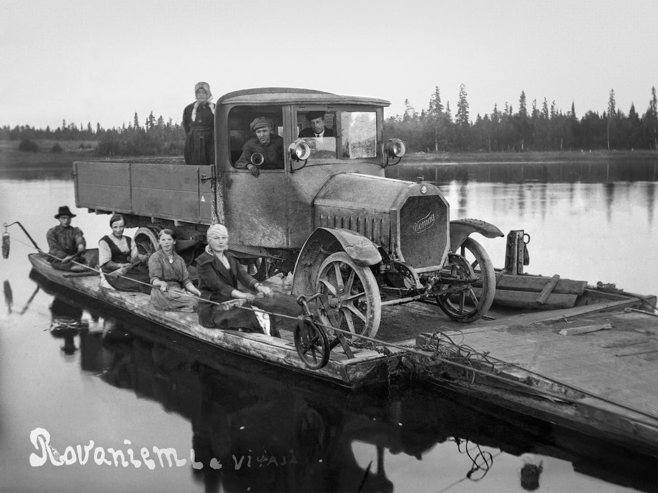 Museon järjestämiin tilaisuuksiin voi tuoda nähtäväksi sekä vanhoja valokuvia että esineitä. Iikka Paavalniemi kuvasi 1910-luvulla lossimatkaa Raudanjoella Vikajärvellä.