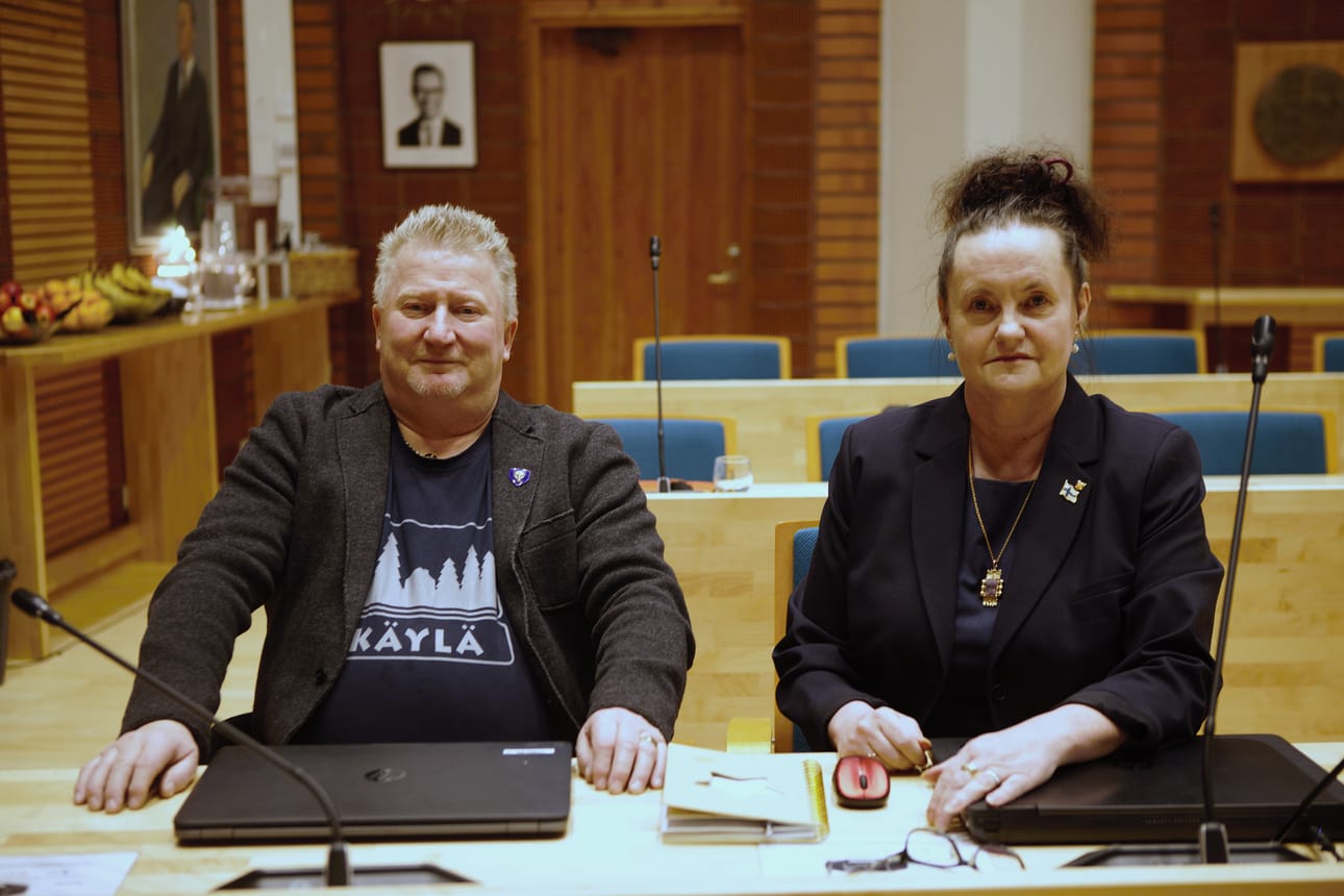 Mikko Ahonen ja Tarja Leinonen-Viinikka Kuusamon kaupunginvaltuuston istuntosalissa maanantaina ennen kokousta. Ahosen oikea paikka on riviä taaempana.
