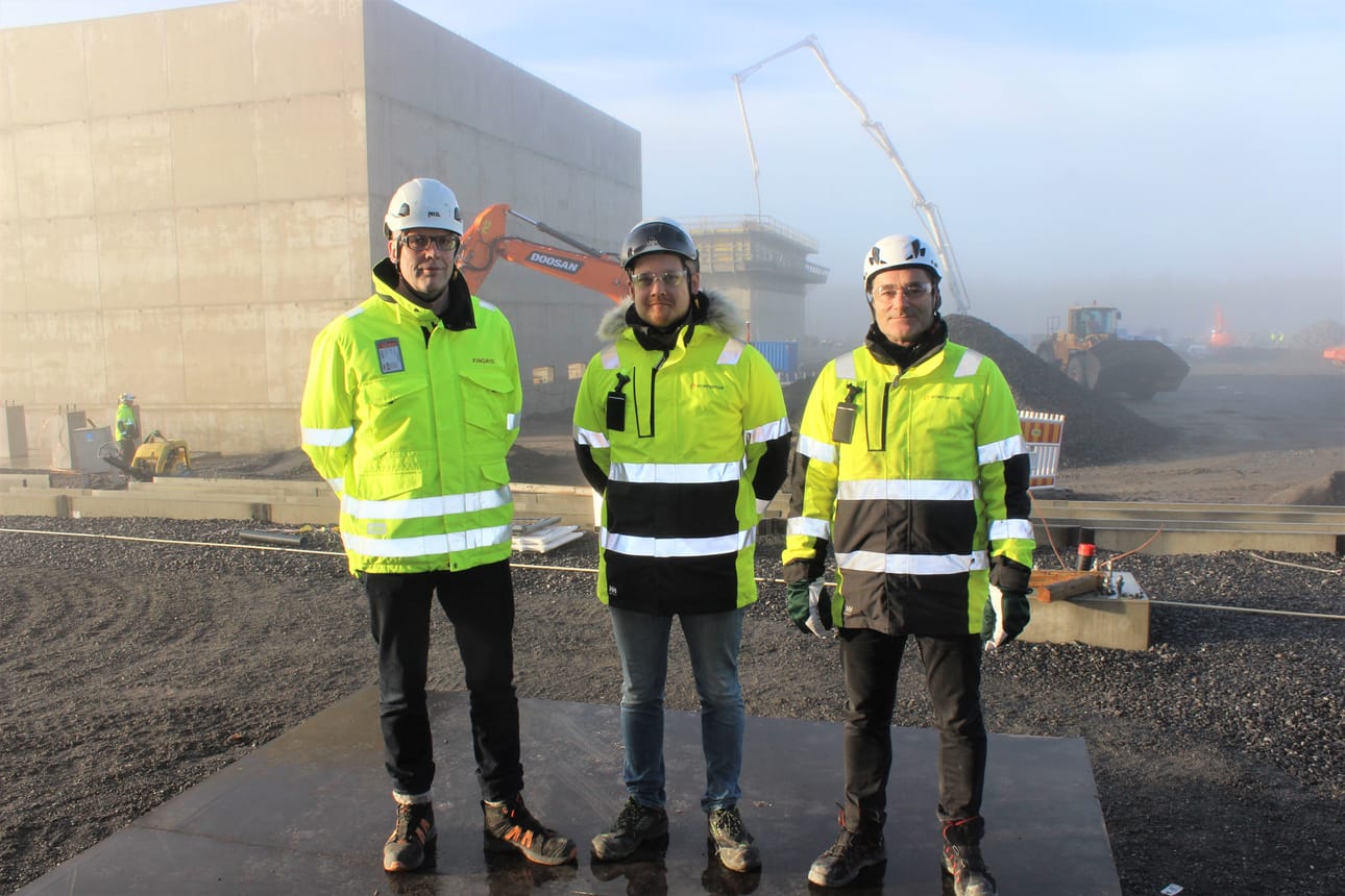 Juha Pikkupeura (vas.), Anssi Niiles ja Tomi Salonen Arkkukallion sähköaseman työmaalla.