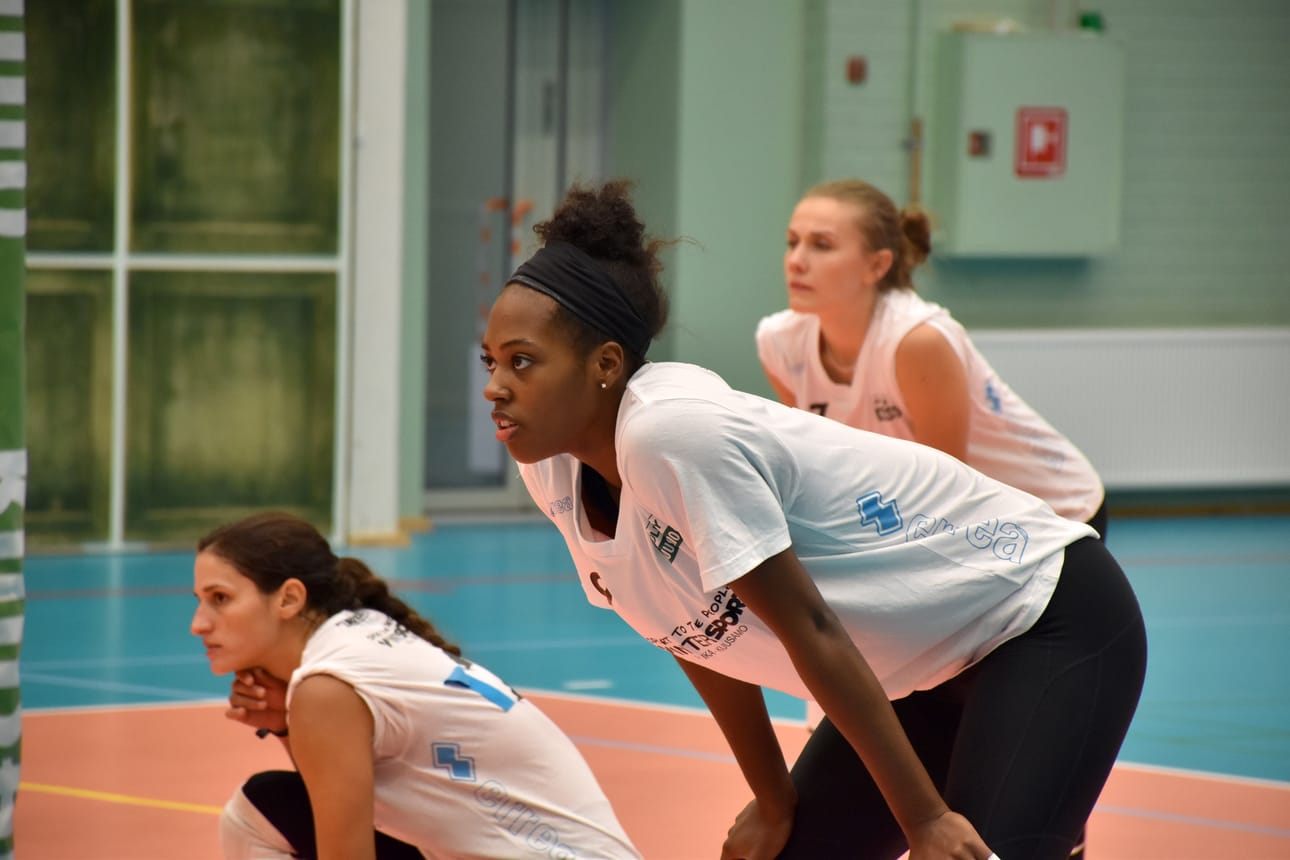 Pölkky Kuusamon peli on hyvällä mallilla liiga-avauksen lähestyessä. Passari Jennifer Nogueras ( vas.) tuli turnaukseen takanaan 26 tunnin matkustaminen. Kuvassa myös Mia Swanegan ja Essi Helminen.