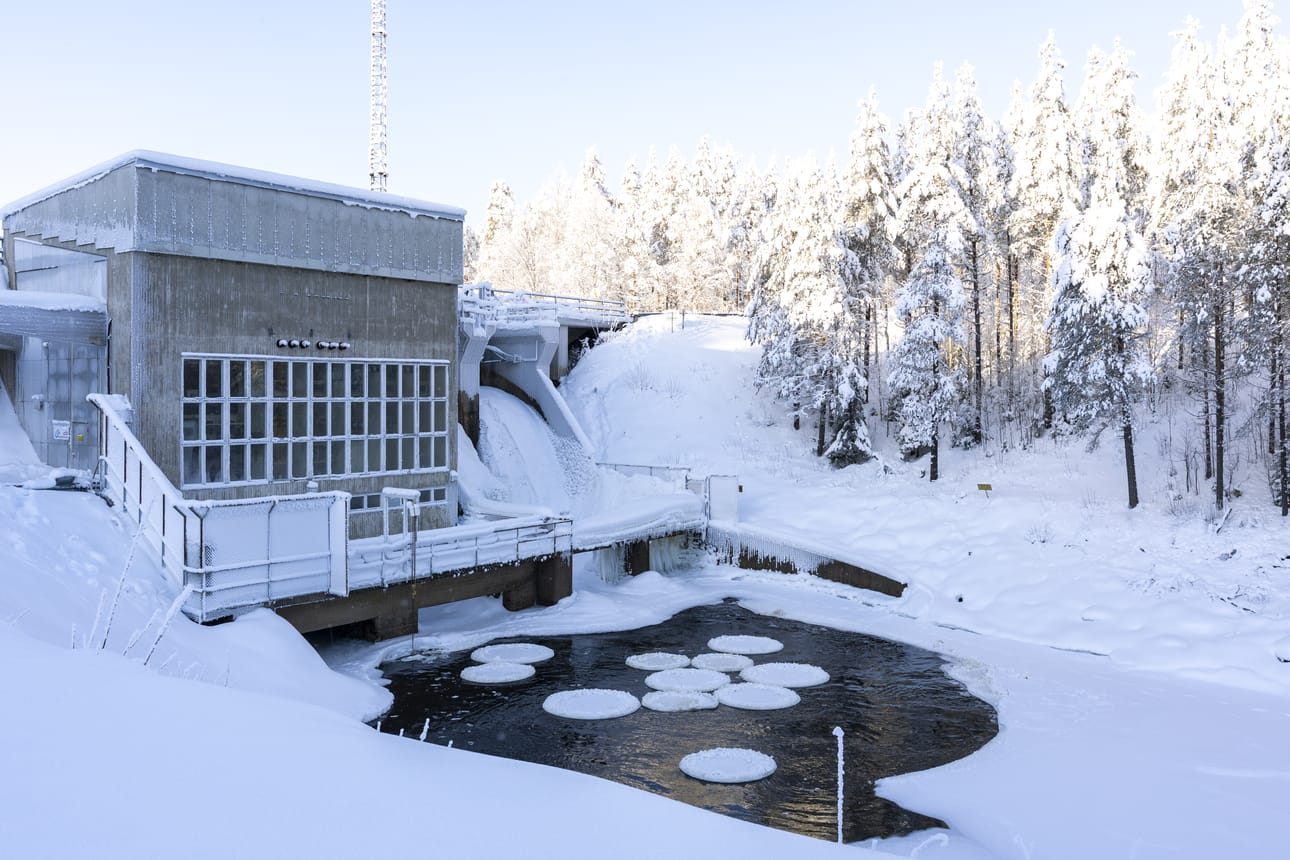 Kuusamon kaupunki kirjoittaa lausunnossaan valtionvarainministeriölle, että matkailijaverolla kerättävät varat tulisi jäädä täysimääräisesti sen kunnan alueelle ja sen kunnan matkailukehitykseen. Kuvassa Myllykosken voimalaitos Kuusinkijoella, jonne on suunniteltu Piilijoen avautumisen myötä esimerkiksi luontopolkuja.