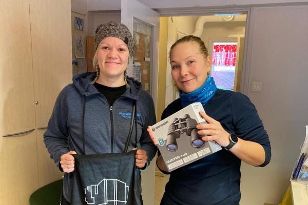 Alajärven keskuskusta ulkoliikunta-alueelta lähtevän Paukunlenkin omatoimiselle retkelle osallistuneiden kesken arvottiin kiikarit. Arvonnassa virallisena valvojana toimi Jaana Virsula ja Kirsti Kivelä sekä onnettarena Siiri Ahopelto. KUVA: MIIKA SALO