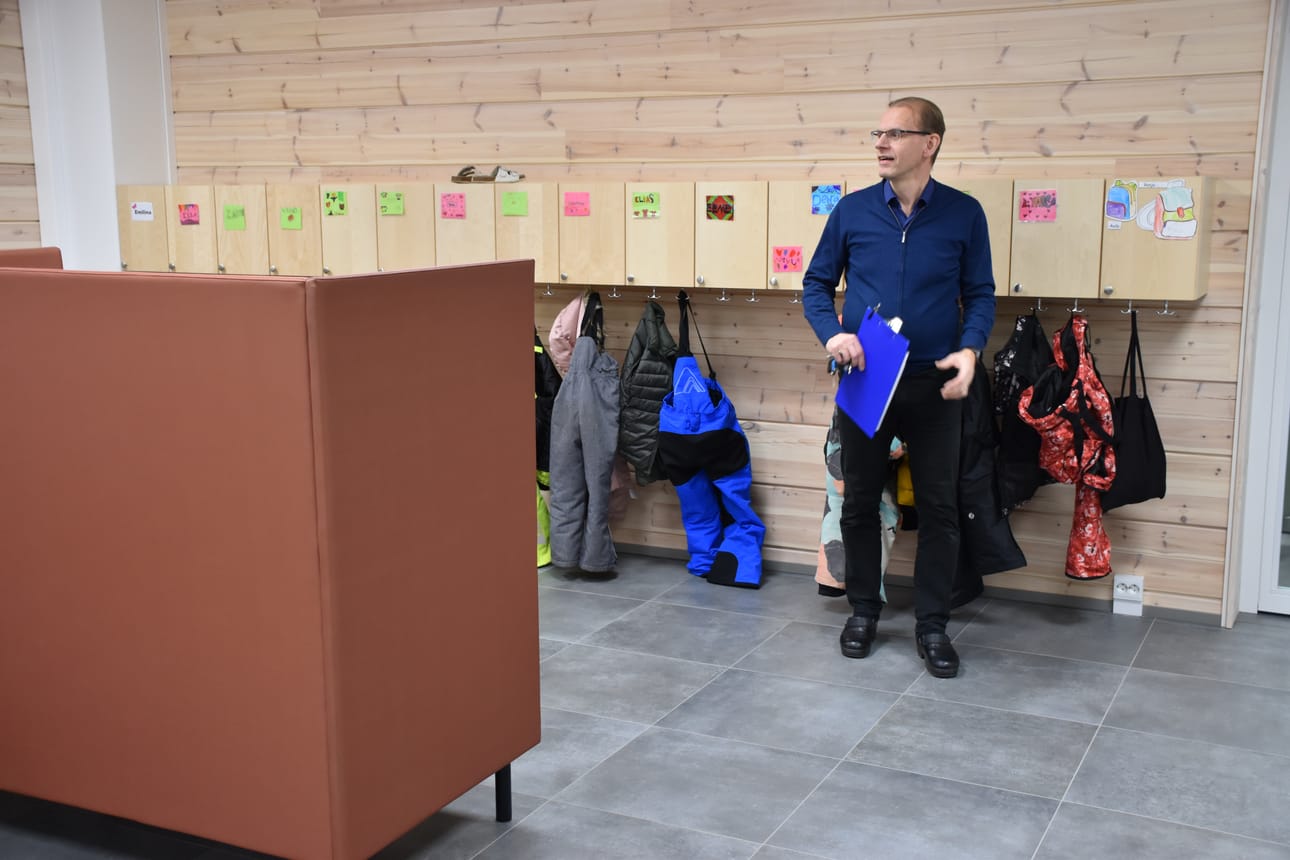 Kuvituskuva. Nilon yhtenäisen peruskoulun apulaisrehtori Jari Kaartinen kuvattuna koululla avoimien ovien päivänä.