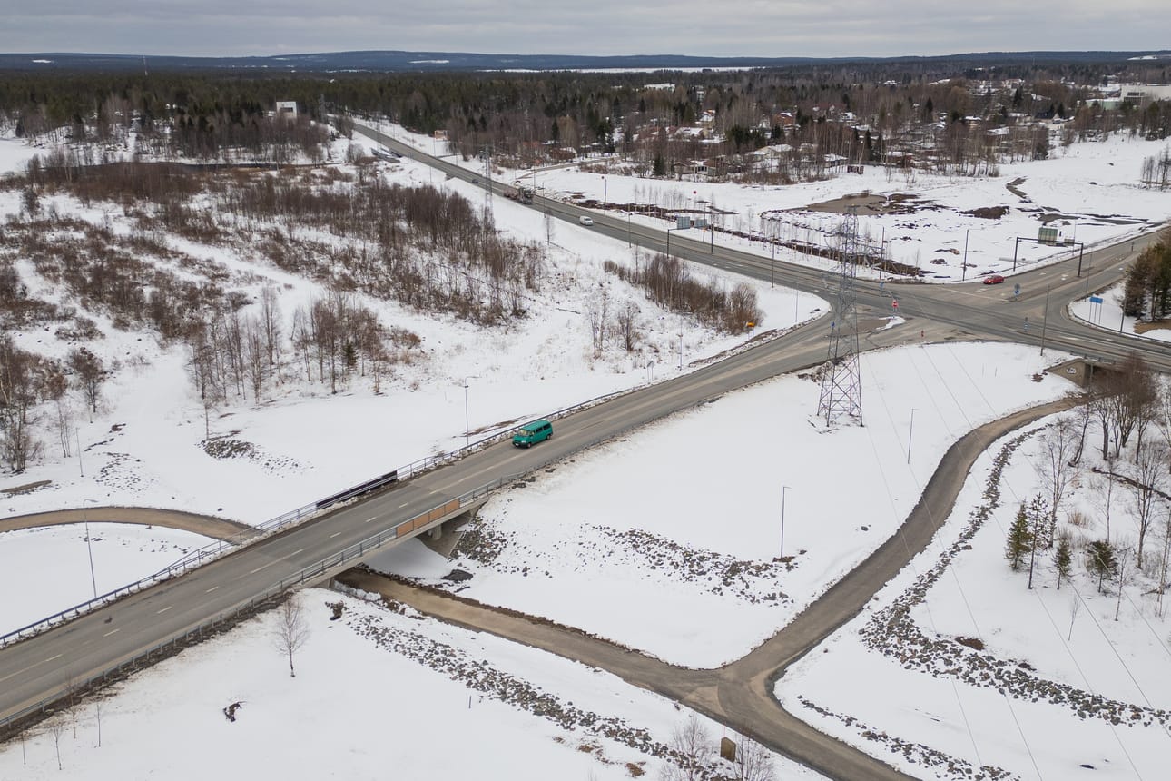 Kuusamon kaupungin hankkeessa rakennetaan uusi jalankulun ja pyöräliikenteen yhteys kuvassa etualalla olevan Teollisuustien alikulun luota Rajamiehenlatuun saakka.