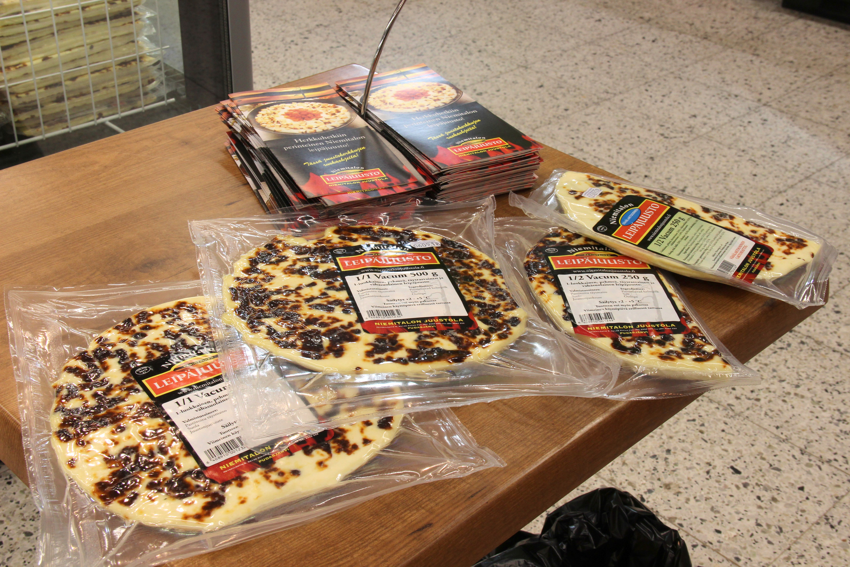 Niemitalon Juustolan pisteellä kerrotaan, että leipäjuusto pitäisi tehdä jotenkin tutuksi myös nuorille.