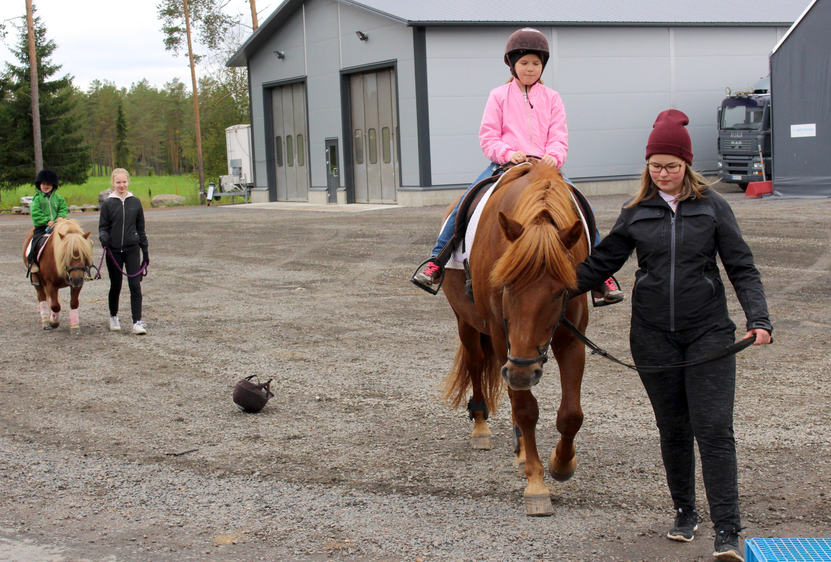 Lasten mieleen oli päästä ratsastamaan Zorro-ponilla ja Oliver-hevosella.