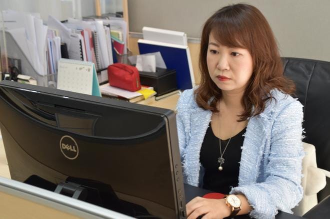 Kiinan varakkaita konsultoiva yrittäjä Doris Li tekee pitkiä työpäiviä. Hän pitää Kiinan yrityskulttuuria alkeellisena. KUVA: Björn Ådahl