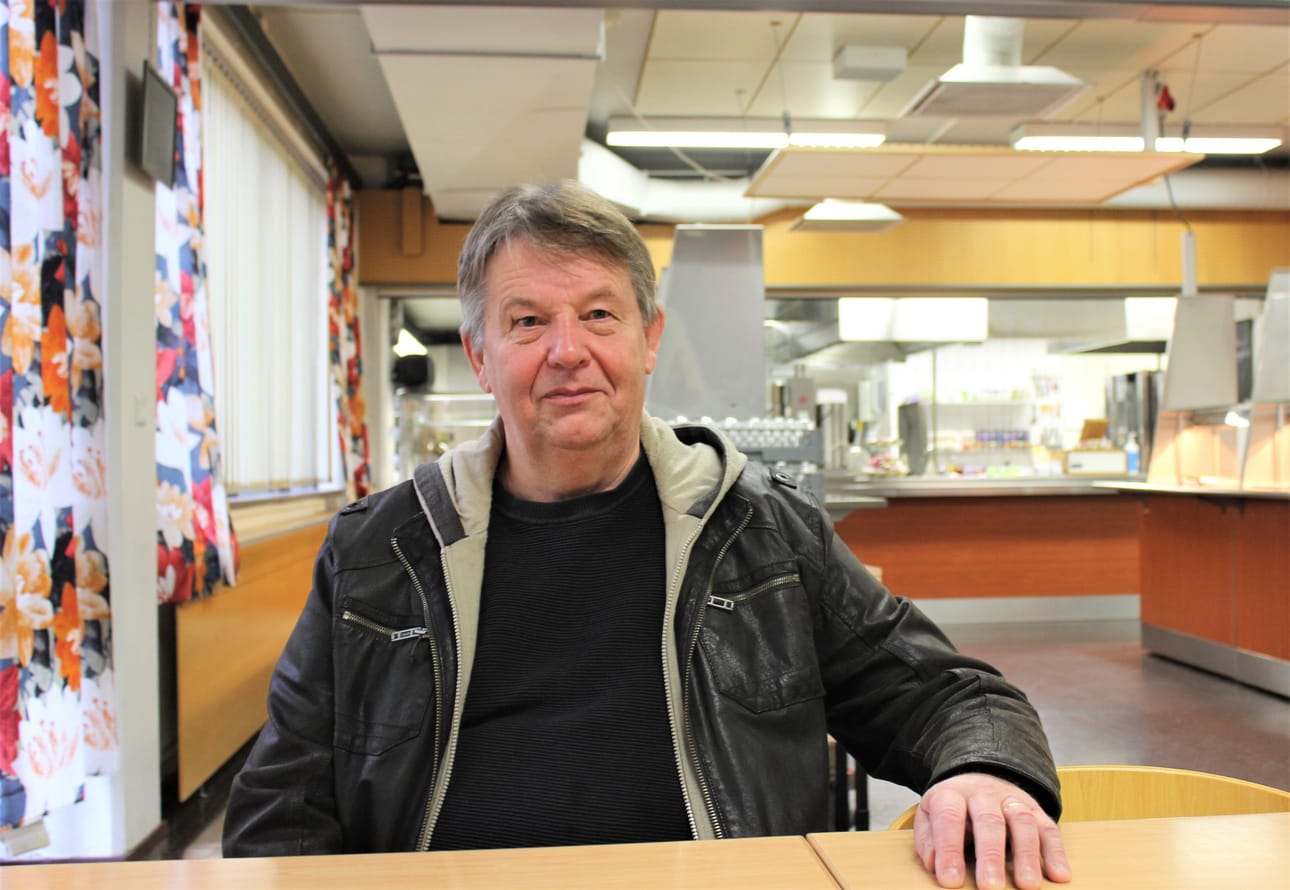 Kaskislainen Juhani Holm käy joka arkipäivä aamukahvilla sellutehtaan entisessä ruokalassa. Neljän hengen seurue istuu aina vakiopöydässä ikkunoiden vieressä.