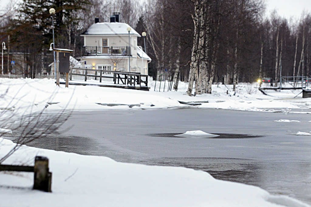 Esimerkiksi Värtön uimarannalla Oulussa ei vielä välipäivinä ollut jäätä juuri nimeksikään.