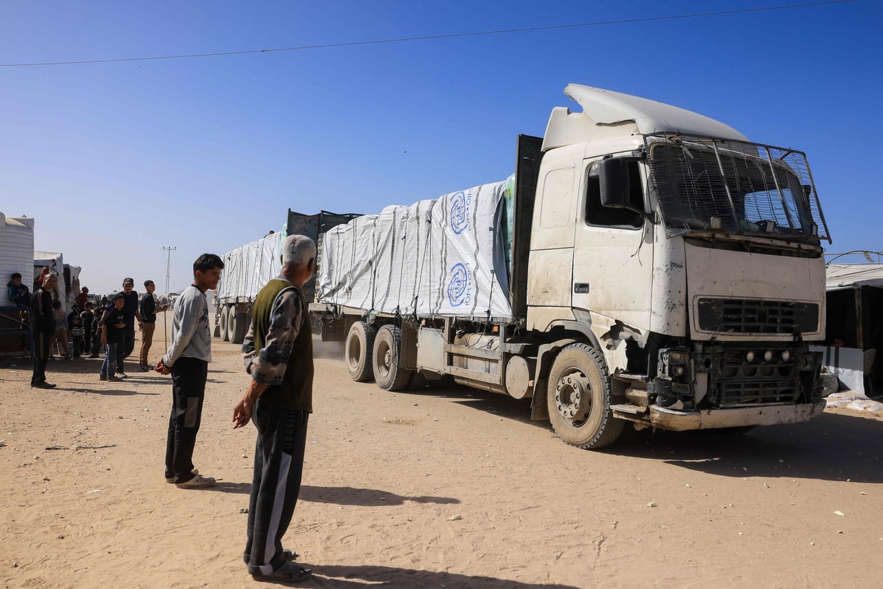 Avustustarvikkeita kuljettava rekka saapuu Khan Yunisiin eteläiseen Gazaan kuljettuaan Rafahin rajanylityspaikan läpi Egyptistä.