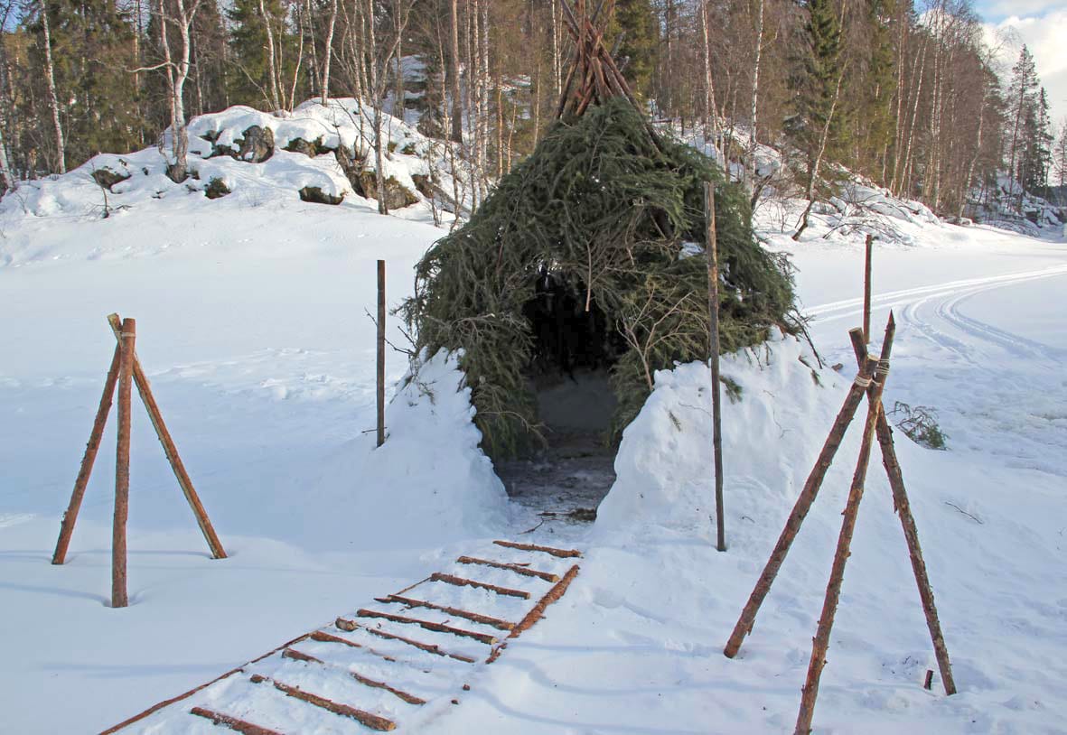 Oulangan kansallispuiston säännöistä eivät kaikki piittaa. Alueelta on katkottu kuusenoksia ja polttopuuvarastosta on otettu rankoja runkotarpeiksi. Niistä on kyhätty pieni maja.