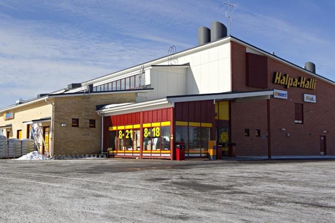 Alahärmän-myymälän lisäksi Halpa-Hallilla on kauppa Kauhavalla. KUVA: JUSSI ASU