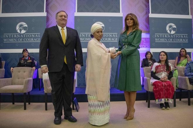 Yhdysvaltojen ulkoministeri Mike Pompeo ja presidentin puoliso Melania Trump jakoivat Women of Courage -palkinnon kymmenelle naiselle Washingtonissa maaliskuussa. Kuvassa palkinnon saa bangladeshiläinen Razia Sultana. KUVA: Ron Przysucha