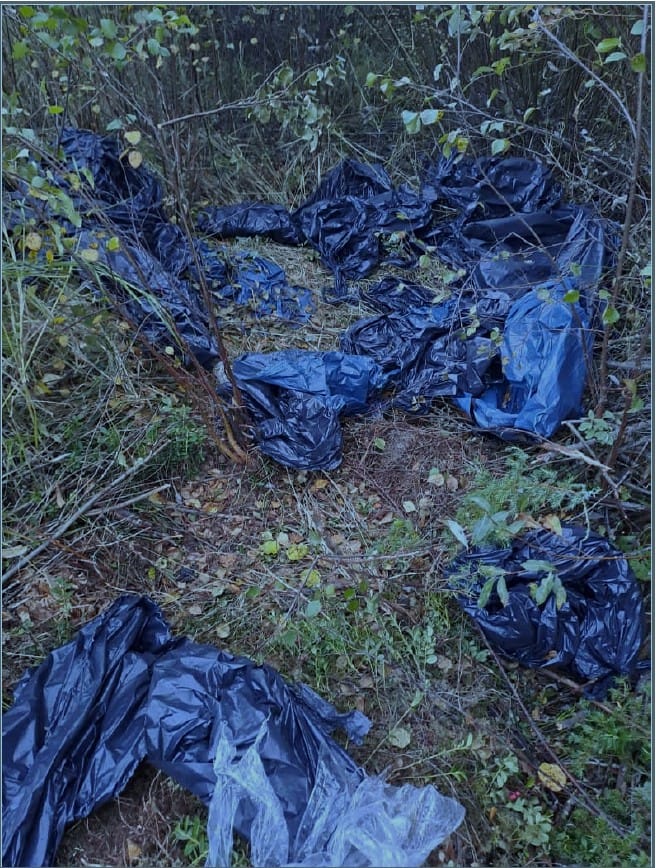 Poliisi kuvasi useita maastossa olleita jätesäkkejä.