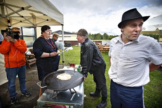 Pekka Pohjoispää kuvasi muun muassa Tuija Aholan, Jarmo Kumpulan ja Eero Kankaansyrjän roolityötä kesällä. KUVA: TOMI KOSONEN