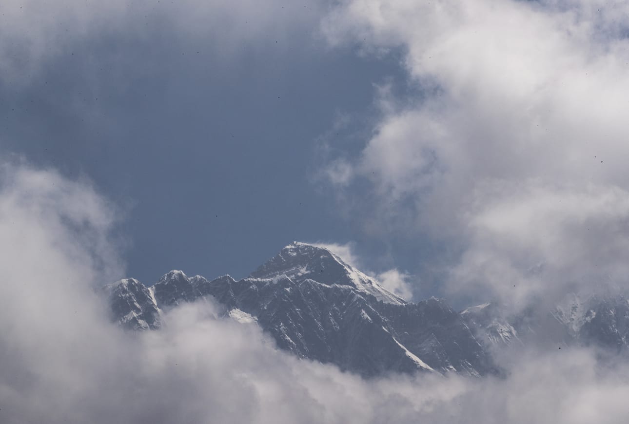 Maailman korkein vuori Mount Everest, 8848 metriä, kuvattuna Nepalin puolelta. Paula Strengell kiipesi huipulle Kiinan puolelta.