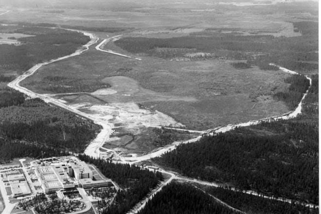 Kyrkösjärven tekojärvi rakennettiin pienen suolammen päälle vuosina 1977-80. Järveen syntyi yli kolmekymmentä saarta. Niistä vain kahdella oli vanhastaan nimi: Perämäellä ja Malkasaarella, joka oli aikaisemmin suon saareke. KUVA: VAASAN VESI- JA YMPÄRISTÖPIIRIN ARKISTO