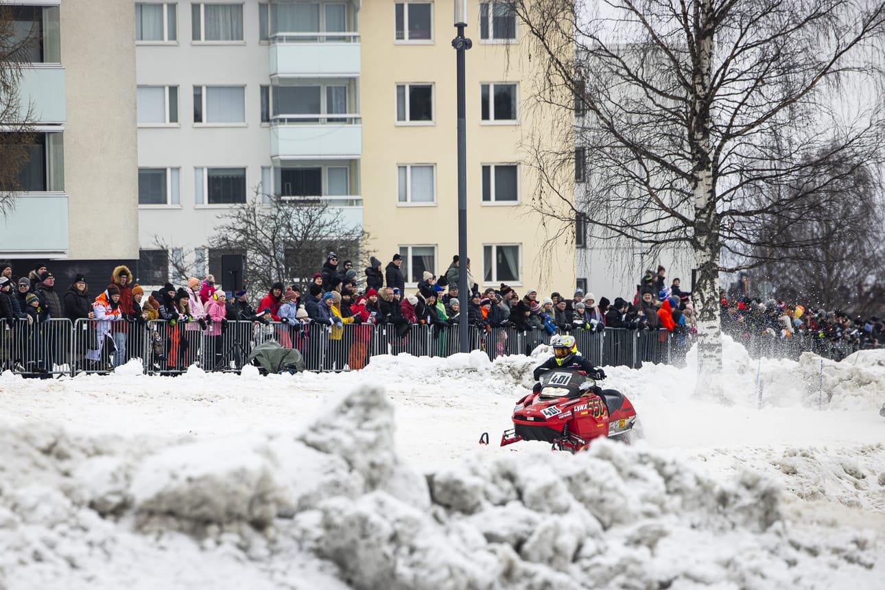 Lainaanrannan rakentaminen vielä osittain kesken. Kuva viime vuoden kelkkakisoista.
