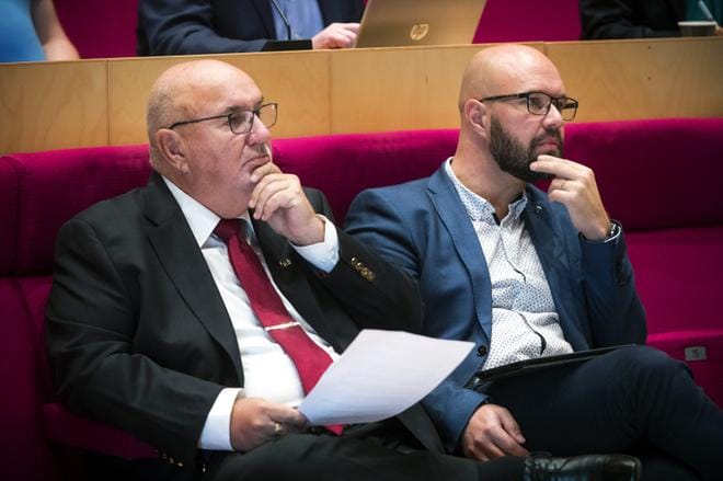 Lars Gästgivars (r.) ja Kim Berg (sd.) johtavat Mustasaaren ja Vaasan kuntaliitosneuvotteluja, jotka ovat herkässä vaiheessa, kun liitossopimuksen tekstejä viilataan. ARKISTOKUVA: JARNO PELLINEN