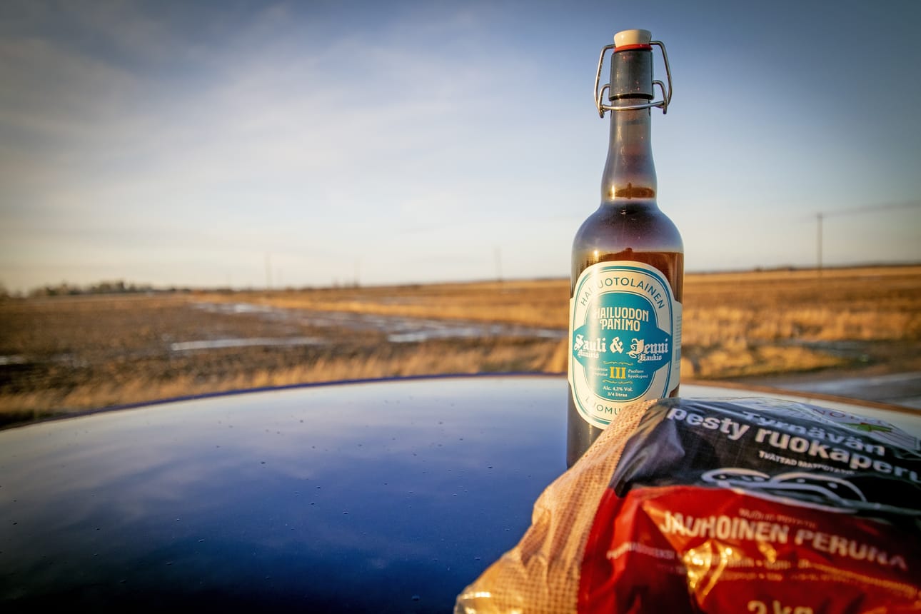 Tasavallan presidentti Sauli Niinistö saa lakeudelta lahjaksi hailuotolaista olutta ja tyrnäväläisiä perunoita. Erikoisetiketillä valmistui panimolta kaksi pulloa, jotka molemmat matkaavat Mäntyniemeen. Matinollin perunatilan lajike puolestaan on Afraa, mikä sopii hyvin vaikkapa muusin tekemiseen.