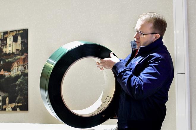 Tällaista muovivannetta Pramia Plastic pystyy valmistamaan 120 miljoonaa metriä vuodessa. Muovin lisäksi Pramia on kehittämässä käyttöä myös etikettimateriaalille.