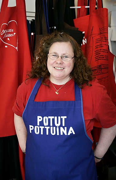 Kesäkokkaajaa muistetaan usein esiliinalla, kertoo Lysti Kööki & Kamarin Pirjo Koljonen. Potut pottuina -essu   13 euroa.