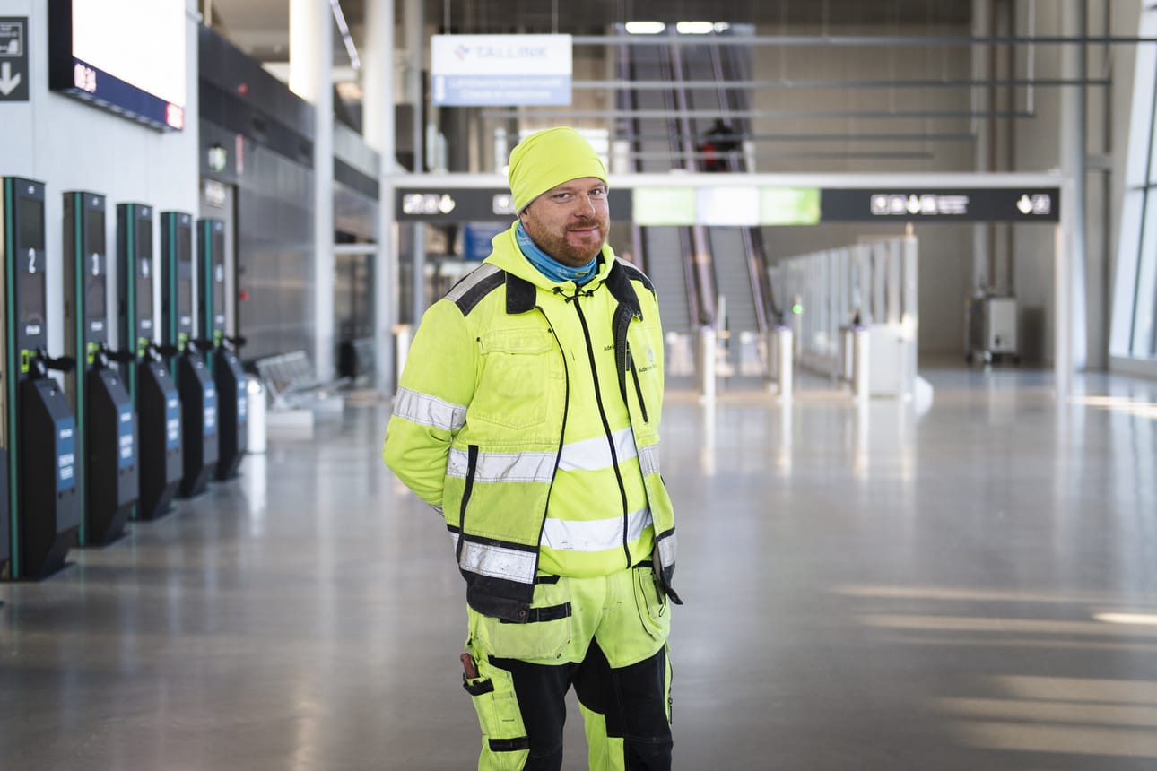 Virolainen rakennustyömies Marko Kaasma kertoo, että virolaisen työmiehet ovat työmailla tällä hetkellä hyvin epätietoisia siitä, miten Viron ja Suomen valtiot suhtautuvat poikkeusaikana heidän työmatkaliikenteeseensä valtioiden välillä.