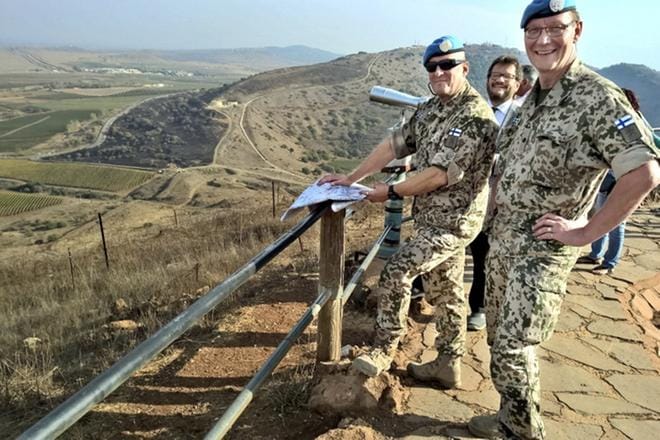 Lappajärven parivaljakko Undof-operaatiossa Syyria-Israelissa vuonna 2016. Apulaiskomentajan avustaja, majuri Keijo Keskinen (etualalla) ja apulaiskomentaja, prikaatikenraali Mauri Koskela tarkkailevat tilannetta Golanin kukkuloilla.