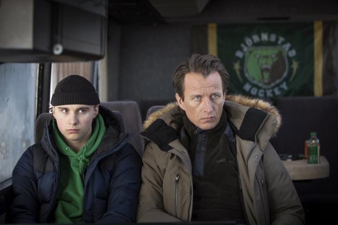 Tobias Zilliacus on itse pelannut sekä käsipalloa että jalkapalloa. Enää hän ei juuri pelaa. –On ollut jotain leikkimielisiä teatteriturnauksia, mutta ei sitä enää uskalla tässä iässä. Näyttelijä ei voi mennä töihin jalka poikki. KUVA: Arttu Laitala