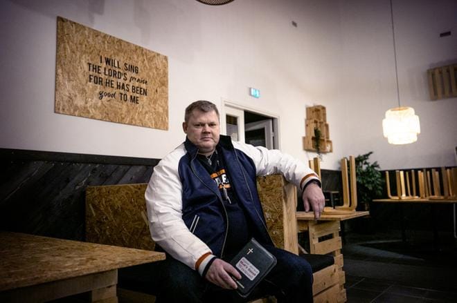 Lauri ”Late” Johansson sanoo, että puheista hän saa sen verran rahaa, että verottaja on muistanut mätkyillä. Ne Johansson kertoi maksaneensa mielellään. KUVAT: JAAKKO ELENIUS