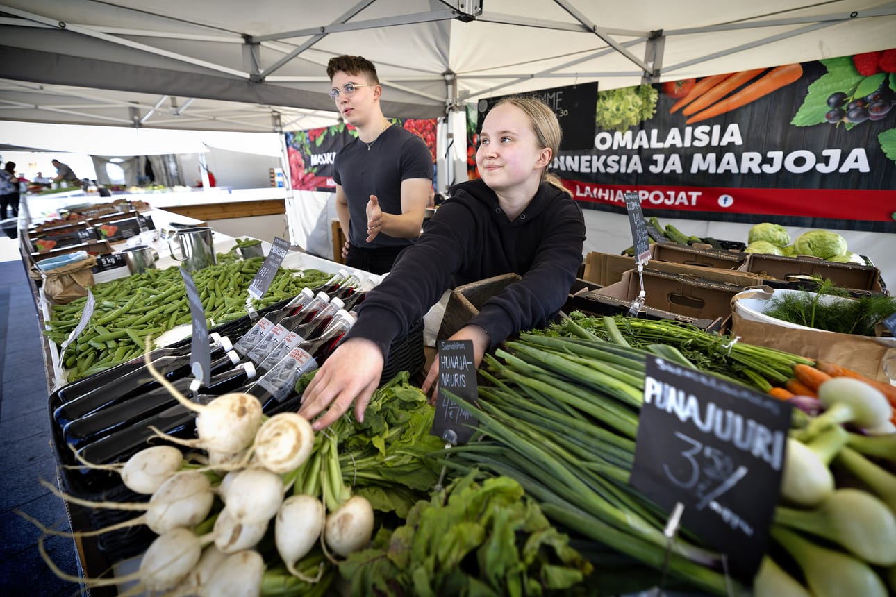 Palvelualojen ammattiliitto PAM kannattaa kesälomien siirtoa pitkällä elokuuhun, sillä se lisäisi matkailu- ja ravintola-alan työllisyyttä. Arkistokuvassa kesätyöntekijät Topi Hönönen ja Alisa Ruohonen työskentelemässä torimyyjänä.