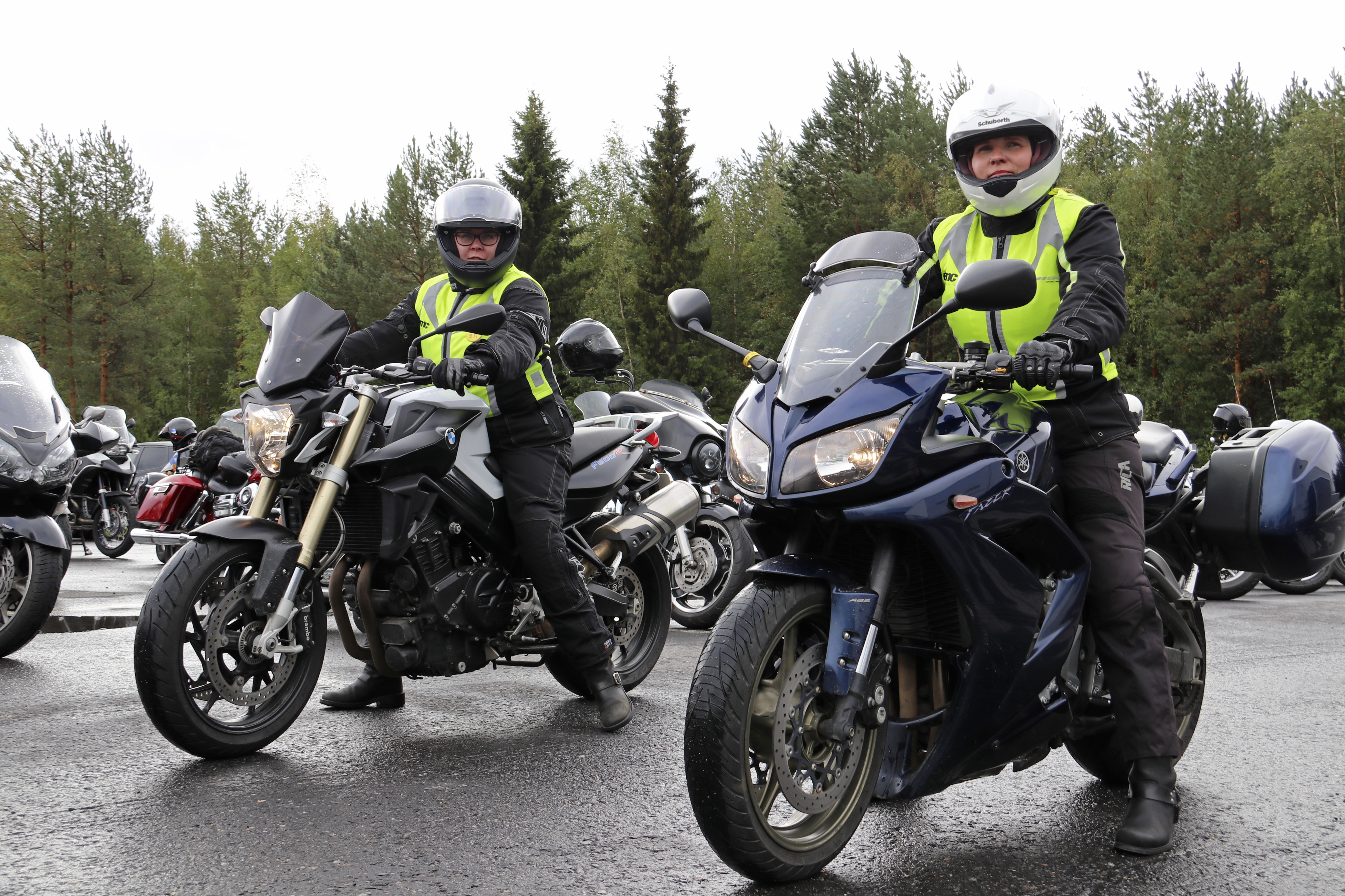 Oulu MC:n jäsen Jaana Väänänen (vasemmalla) saapui tapahtumaan työkaverinsa Satu Kaappolan kanssa. Väänänen kertoi olevansa tapahtumassa mukana ensimmäistä kertaa. ”Halusin lähteä mukaan hyvälle asialle. Olen monesti aiemminkin halunnut osallistua, mutta en ole töiden puolesta päässyt”.