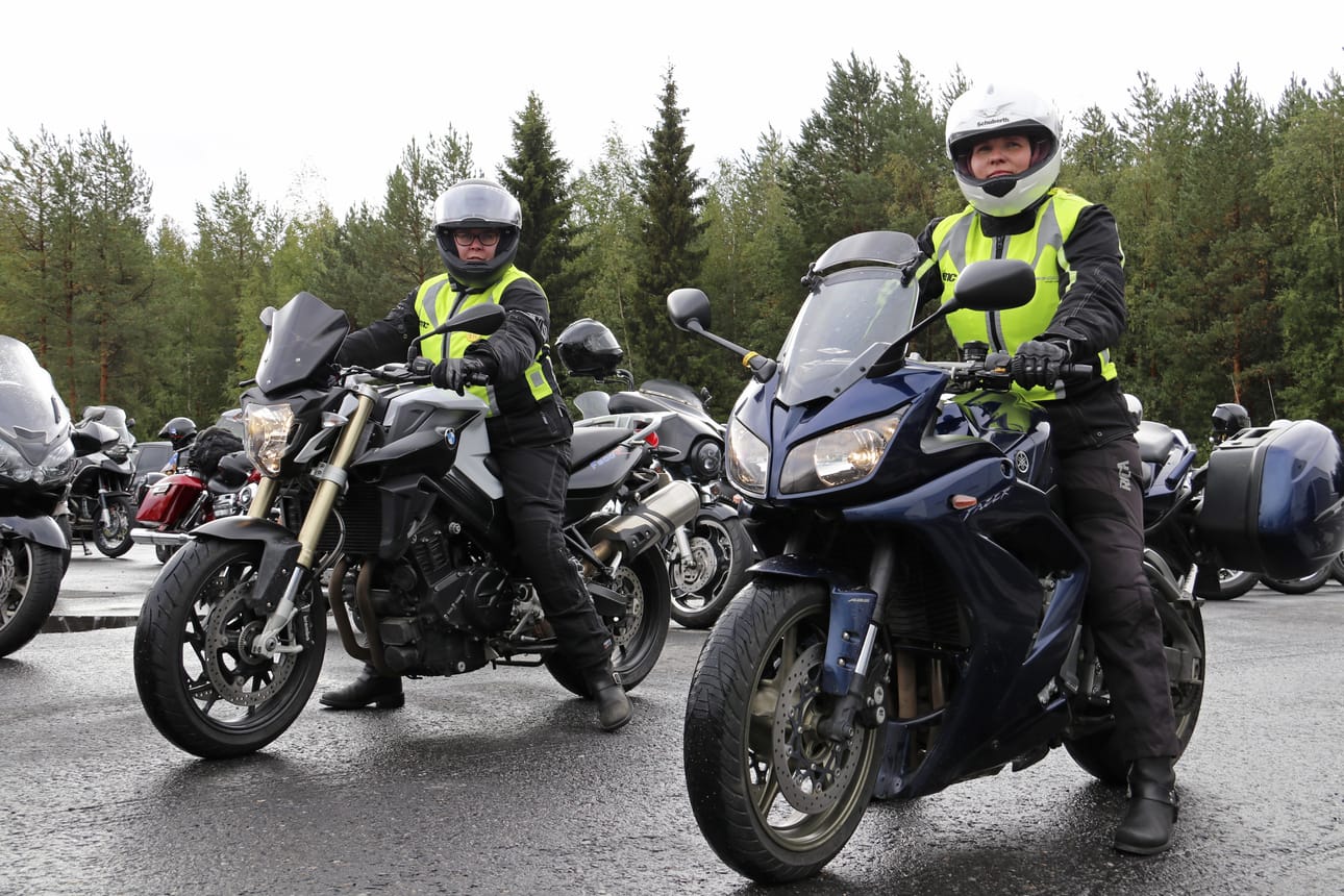 Oulu MC:n jäsen Jaana Väänänen (vasemmalla) saapui tapahtumaan työkaverinsa Satu Kaappolan kanssa. Väänänen kertoi olevansa tapahtumassa mukana ensimmäistä kertaa. ”Halusin lähteä mukaan hyvälle asialle. Olen monesti aiemminkin halunnut osallistua, mutta en ole töiden puolesta päässyt”.