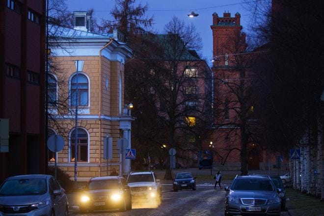Vaasan lyseon lukion oppilaat ja opettajat saivat maanantaina tiedon yliannostuksen ottaneen abiturientin tilasta. KUVA: MINNA ANTILA