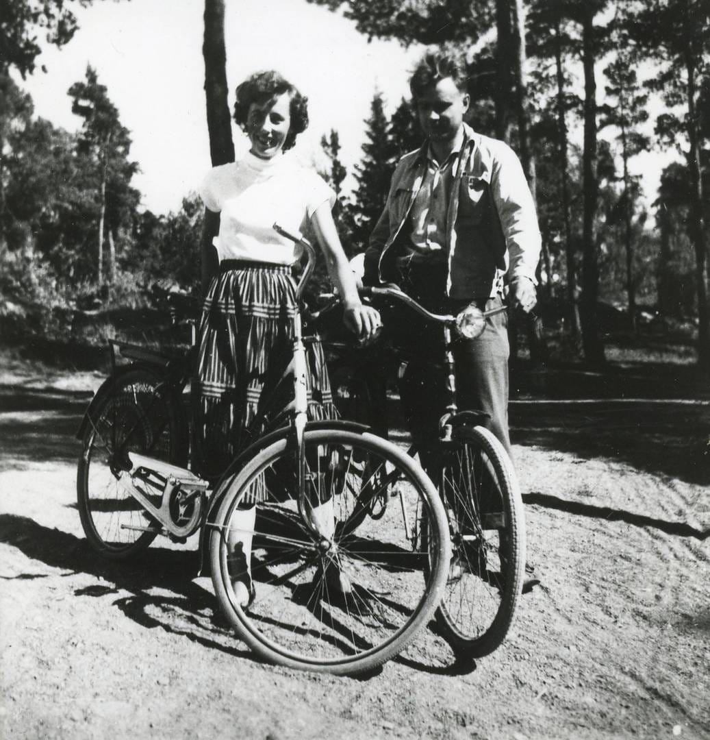 Tellervo ja Mauno Koivisto pyöräretkellä vuonna 1953.