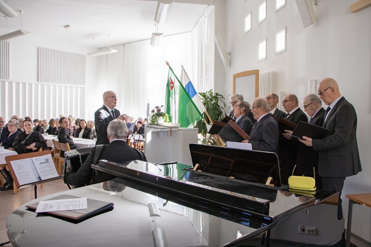 Kestilän mieskuoro onnitteli Aimo Suorsan johtamalla ja Jarmo Tinkalan säestämällä laulullaan 50-vuotiasta Kestilän Eläkeliittoa.
