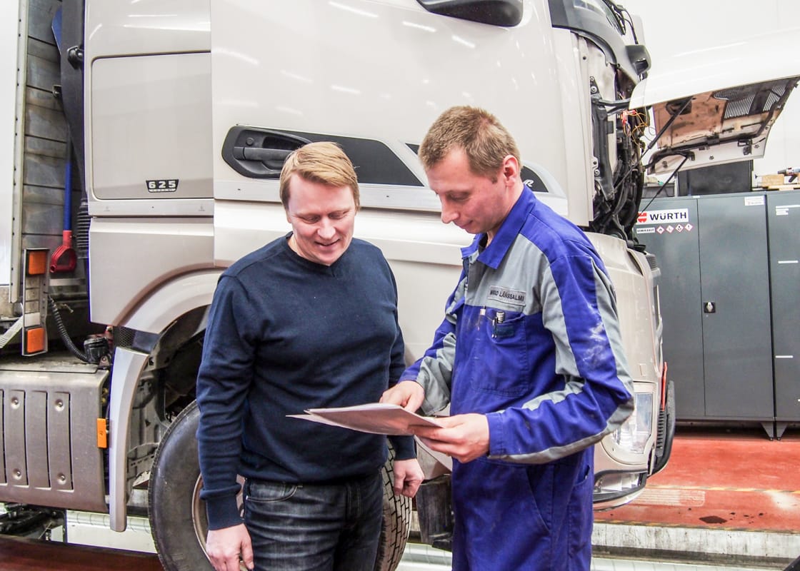 Veho Rovaniemen huoltopäällikkö Marko Ahtonen (vas.) ja asentaja Mikko Länsisalmi työskentelevät hyvässä porukassa. "Asentajakaartin yhteishenki on loistava", Ahtonen kuvailee.