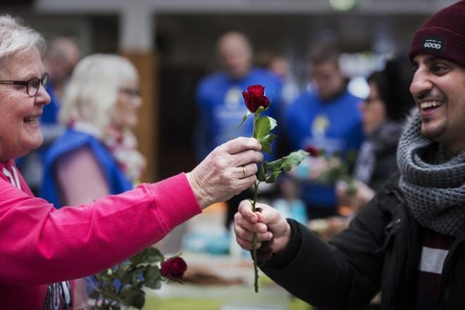 Rewell Centerin tempauksessa jaettiin muun muassa ruusuja. Eva-Liisa Koivisto ojensi punaisen ruusun Ahmad Alashaarille. KUVAT: JARNO PELLINEN