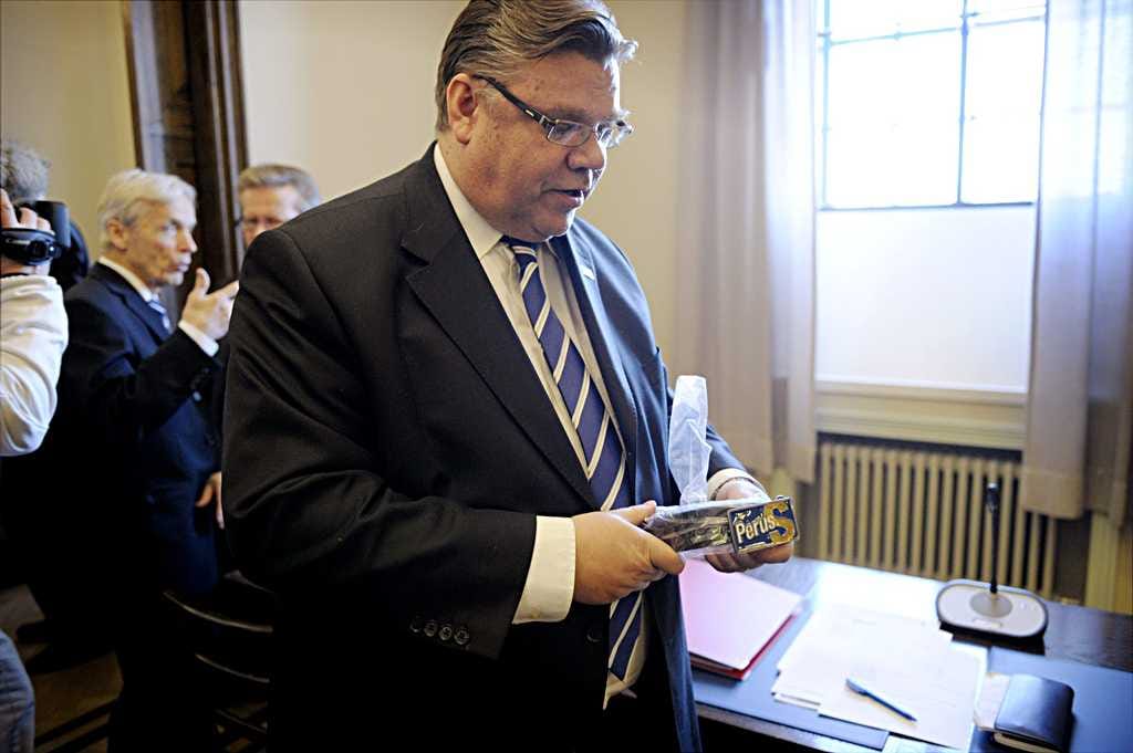 Timo Soini (ps.) ei aio pyytää Bobrikov-vertaustaan anteeksi talouskomissaari Olli Rehniltä (kesk.).