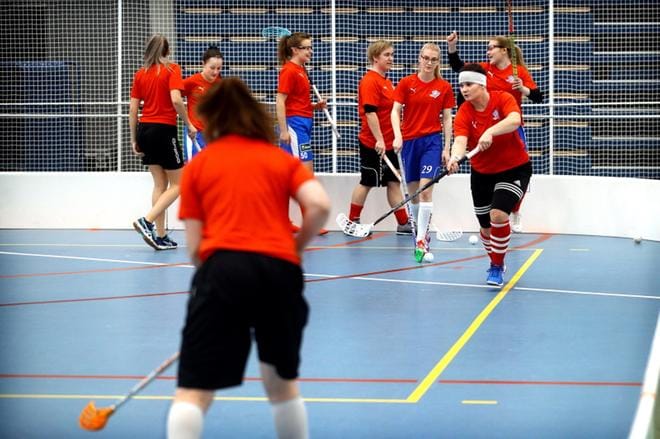 SPV:n naiset harjoituksissa viime torstaina Areenalla. Joukkue harjoittelee päämäärätietoisesti neljästi viikossa. KUVA: JOUKO HÄNNINEN