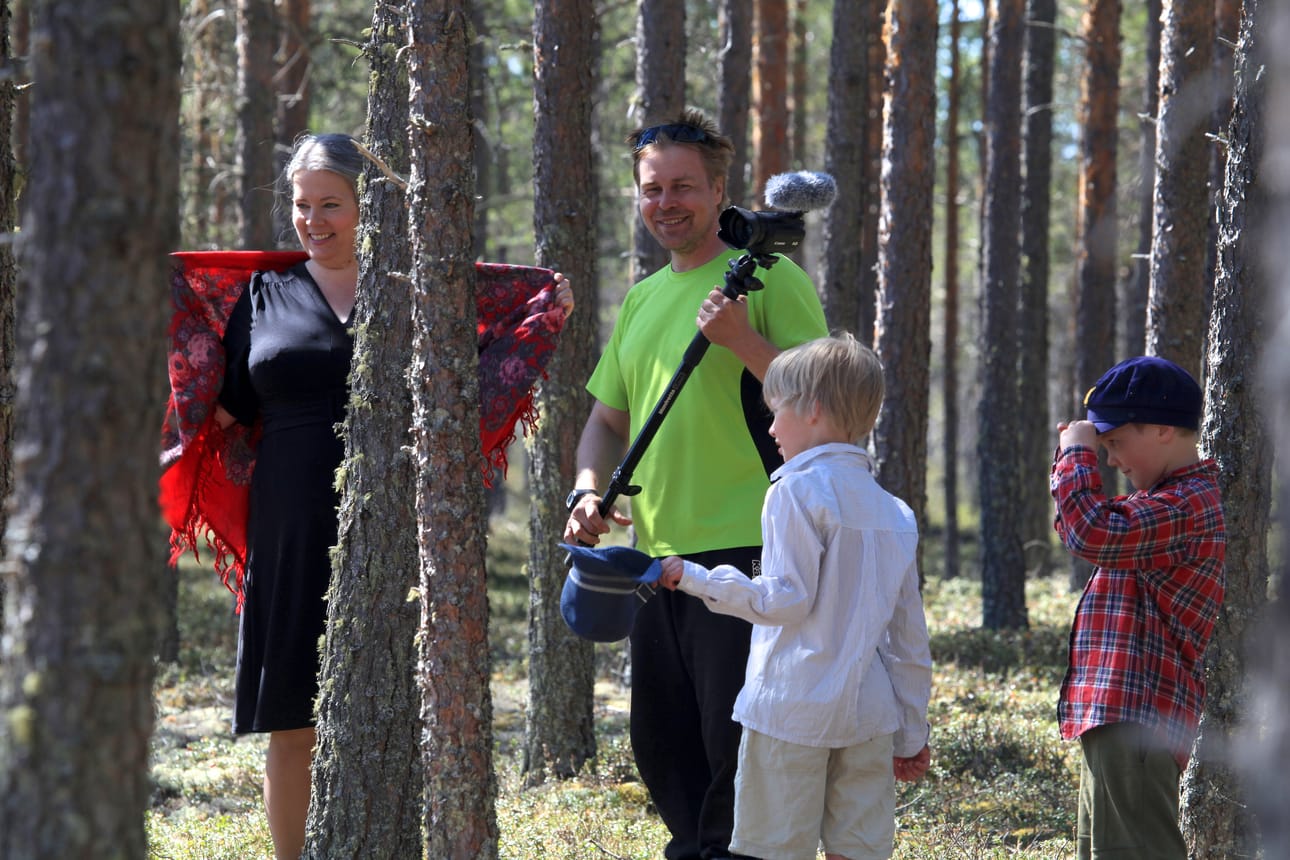 Katja Lapinkangas ja Heikki Laurila ohjasivat yhdessä Lumikinon ensimmäisen maalaiskomedian. Kuvassa myös Ilmari Ahlholm ja Aukusti Laurila.